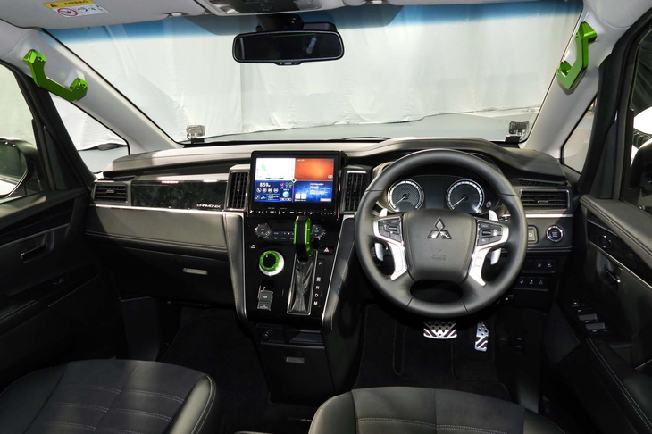 三菱デリカD：5 CHAMONIX SNOW GEAR（インストゥルメントパネルまわり）