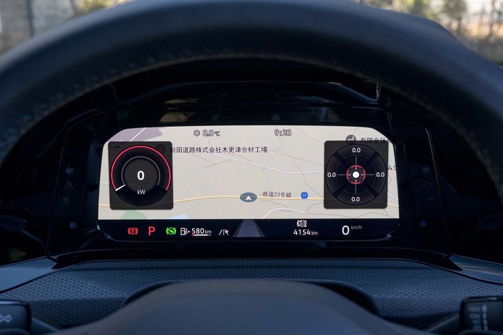 新型ではフル液晶メーターが標準装備に。自在なカスタマイズが可能で、写真はマップを全体に表示したうえで二眼部分にパワーメーターとGメーターを表示したところ。