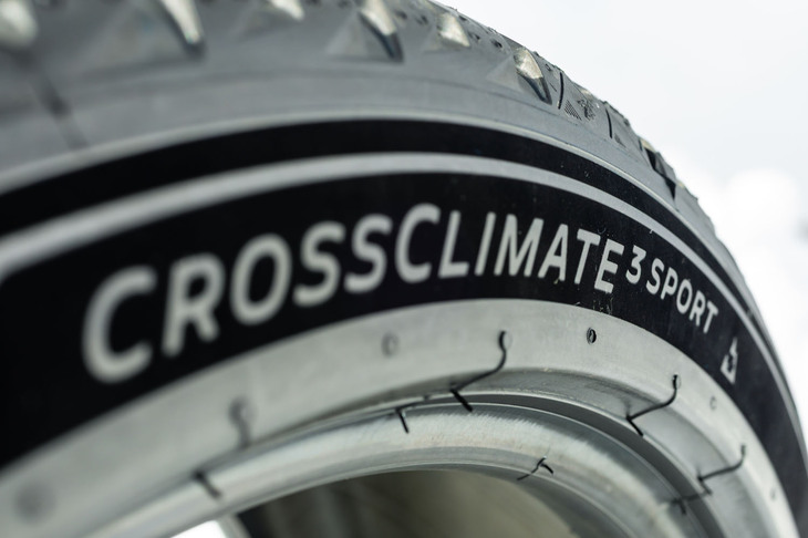 「クロスクライメート3スポーツ」では全サイズでサイドウォールに「フルリングプレミアムタッチ」の表面処理を採用。深みのある上質な黒さを実現し、タイヤをより黒く美しく見せている。