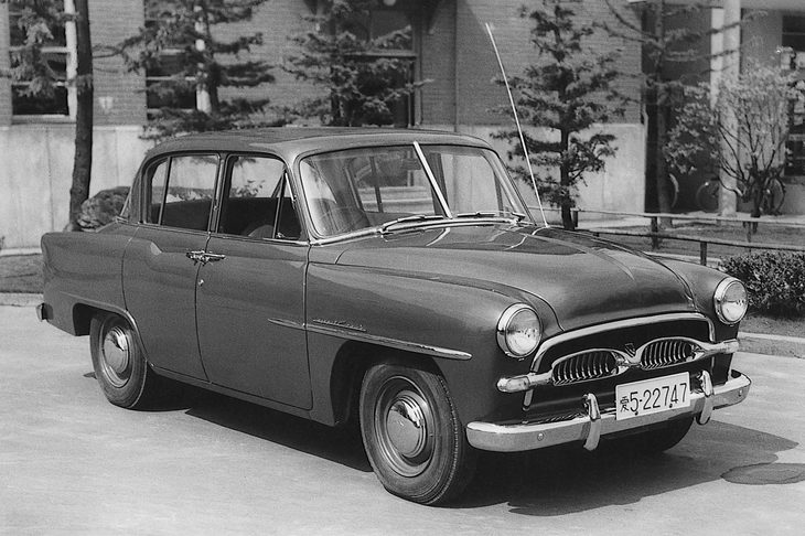 独自モデルの開発を進めていたトヨタが、1955年に発表した初代「トヨペット・クラウン」。他メーカーのノックダウン生産車に比肩する性能を備えていた。