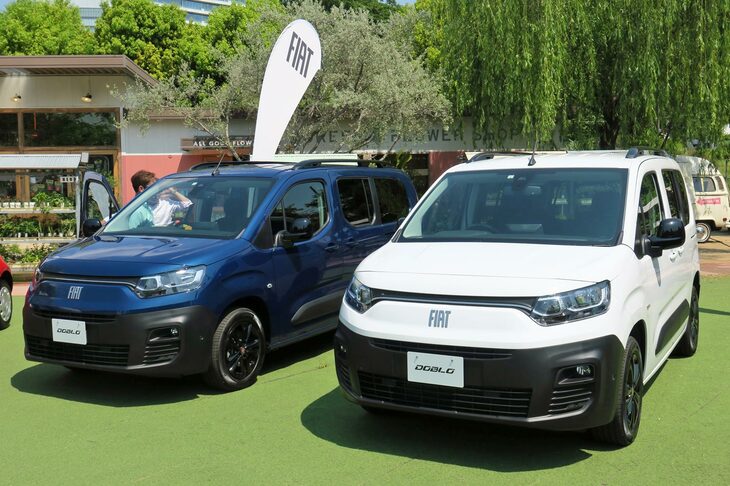 新型「フィアット・ドブロ」（写真向かって右）と「ドブロ マキシ」（同左）。