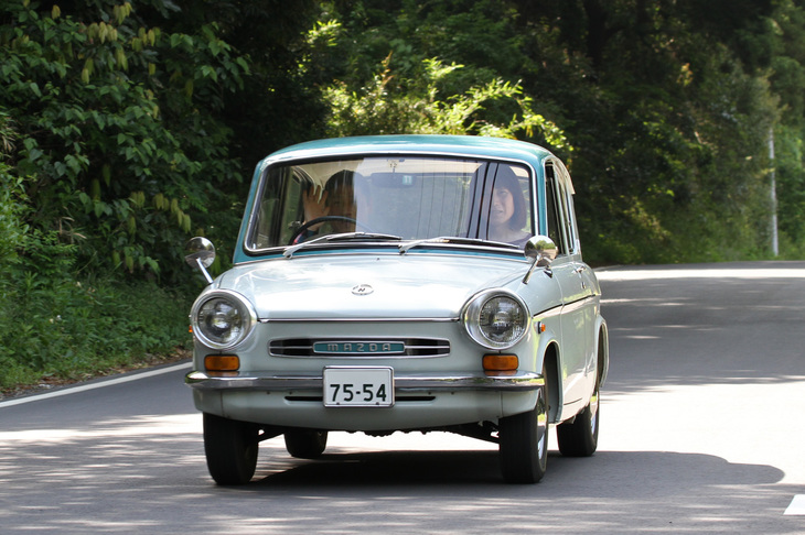 1966年「マツダ・キャロル360 2ドアデラックス」。総アルミ製、OHVヘミヘッドの水冷4気筒エンジンを積んだ高級軽乗用車。