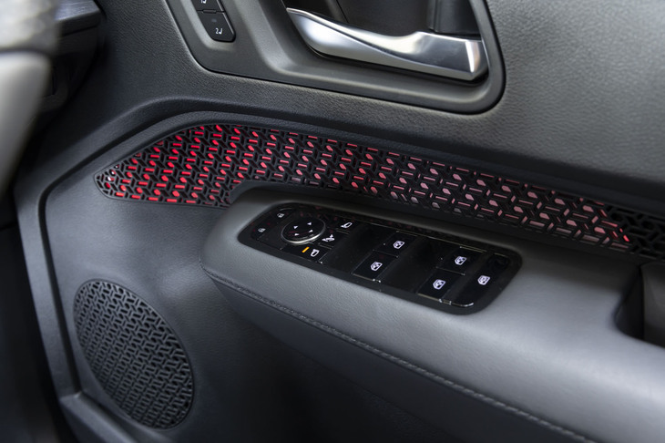 ベースモデルの内装でも売りのひとつである「ANDONイルミネーション」をレッドに変更。車両内部に秘めたエネルギーが漏れ出すイメージだという。