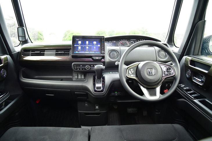 「N-BOXカスタム」のインテリア。（写真＝池之平昌信）