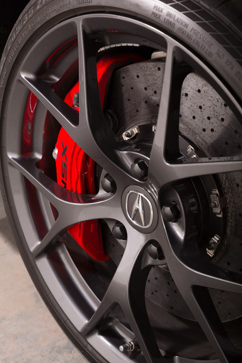 タイヤサイズはフロントが245/35ZR19、リアが305/30ZR20で、鍛造のアルミホイールが組み合わせられる。