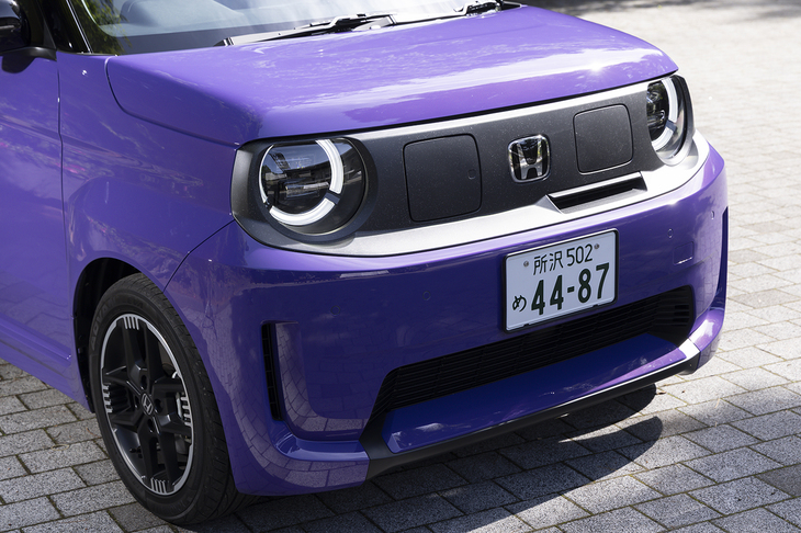 左右にエアスリットが入ったフロントバンパーは「スーパーONE」専用デザイン。「H」エンブレム下部の導風口も「N-ONE e：」にはないポイントだ。