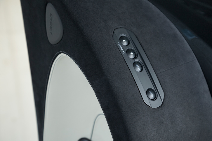 リアトランクの開閉ボタンは、メンテナンスハッチの開閉ボタンなどとともに、ディヘドラルドアに配置されている。