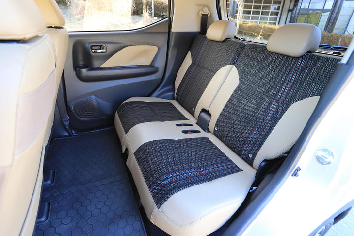 三菱eKクロスT（リアシート）