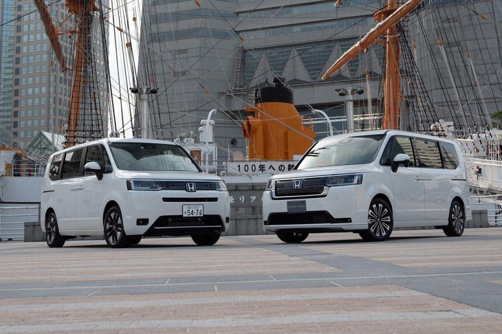 2022年5月27日に発売された、6代目「ホンダ・ステップワゴン」。グレード展開はベーシックな「エアー」（写真左）と、専用グリルや空力パーツを装着する「スパーダ」（同左）に大別される。