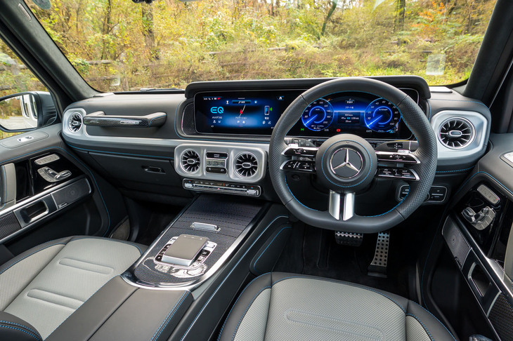 当然ながらインストゥルメントパネルの眺めも内燃機関モデルと変わらない。ブルーのアクセント入りのカーボントリムやブルーのステッチなどが「エディション1」ならではのポイント。