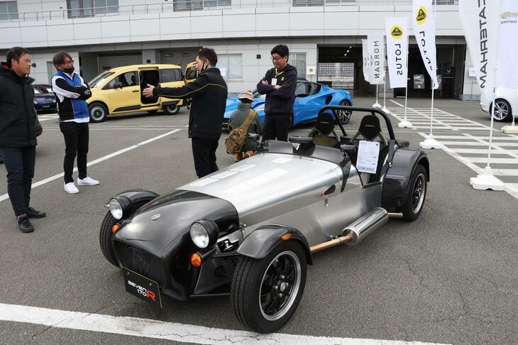 スズキ製660㏄ターボエンジンを搭載することで、オリジナルモデルの持ち味を再現した「ケータハム170」。軽のエンジンとは侮れない、鋭い走りが楽しめる一台だ。ファッションや音楽などアナログ人気が高まる今、アナログなクルマの魅力を伝える貴重な存在でもある。