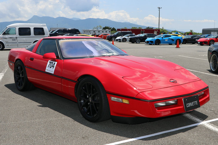 1983年に登場した4代目「コルベット」（C4型）。欧州製スポーツカーを思わせるシャープなスタイリングが特徴で、3代目からの大幅アップデートを図るべく、エンジンを除いてほとんどすべてを刷新し、本格スポーツカーを目指した。それもあって開発には時間を要し、一時はシボレーのラインナップからコルベットが消える事態に。これにより、一時は“コルベット消滅”のうわさが流れるまでになったという。シャシー性能を高めた「Z51」や、DOHCエンジンのハイパフォーマンスモデル「ZR-1」、レーシングストライプが特徴の「グランスポーツ」など、今なおグレード名などに受け継がれるビッグネームが登場したのもこの世代だ。