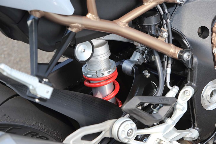 サスペンションは前後ともマルゾッキ製。「フルフロータープロ」と呼ばれるリアサスペンションは、荷重を効率的に制御できるよう、路面に対して垂直に取り付けられている。