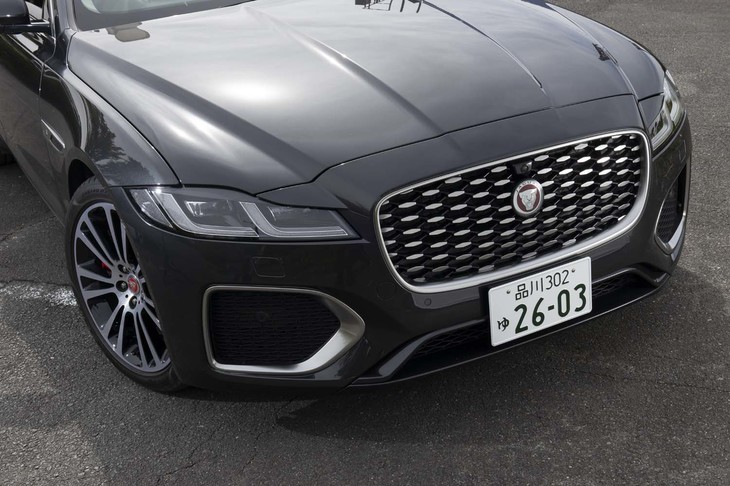 最新型「XF／XFスポーツブレイク」のフロントまわりには、ダイヤモンド形状のグリルメッシュや「J」の字をモチーフにしたLEDヘッドランプが採用されている。