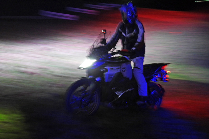 モーターサイクルジャーナリストの松井 勉さんの手により、豪快なヒルクライム走行も披露！ 夜間のことで、しかも突然のデモランだったので、写真のクオリティーについてはご容赦いただきたい。