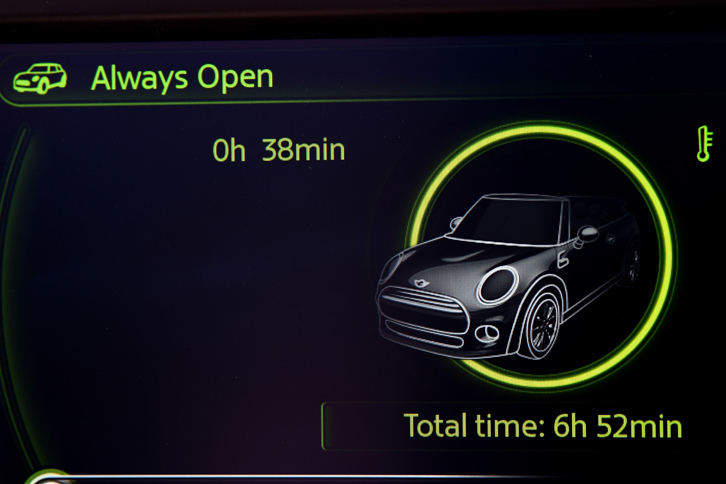 インパネ中央のディスプレイには、オープン状態でドライブした累積時間を表示するユニークな機能「オールウェイズ・オープン・タイマー」も搭載されている。