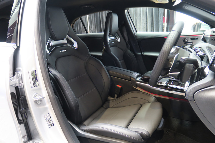 メルセデスAMG A35 4MATIC（フロントシート）