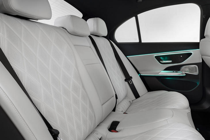 メルセデス・ベンツEクラス（リアシート）