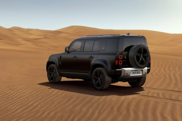 エクステリアカラーが「サントリーニブラック」の「ディフェンダー・イースナー ダークエディション」は、130台の台数限定で販売される。