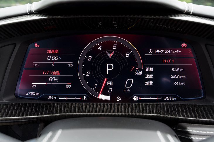 メーターパネルはご覧のとおりフル液晶で、車速や燃費、走行距離に加え、油温や水温、タイヤの空気圧、加速度なども確認できる。