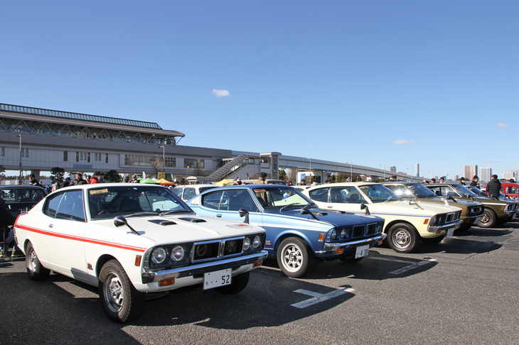 三菱初のDOHCエンジン搭載車だった1971年「三菱コルト ギャランGTO-MR」（左端）をはじめとする「ギャランGTO」と「同FTO」。これらの並びもよく目にした風景だった。
