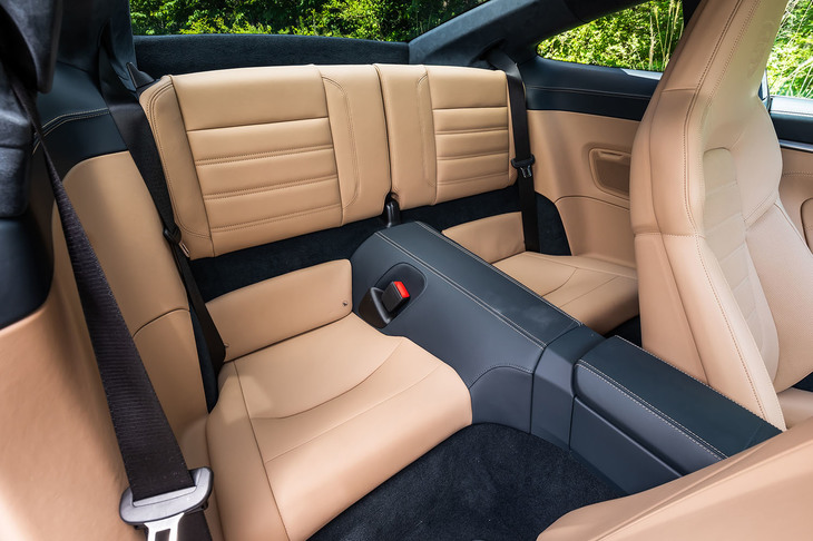 後席は狭く、あくまで＋2としての役割になる。リアシートの背もたれには50：50の分割可倒機構が備わり、背もたれを倒した場合は、容量264リッターの荷物スペースとして利用できる。