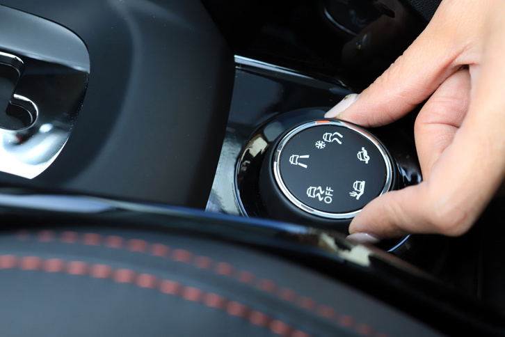 「GTライン」には、雪道や悪路などでの運転をアシストするドライブモードセレクターが装備される。