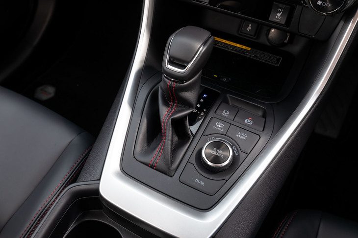 センターコンソールに備わるコントロールパネル。「RAV4 PHV」は電動パワートレインの制御に加え、走行モードもエコ／ノーマル／スポーツの3種類から選択可能。悪路走破を支援する「TRAILモード」も用意される。