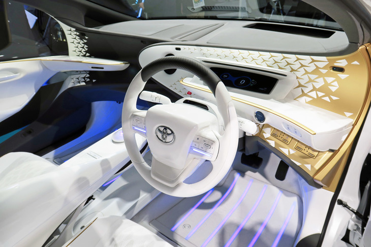 「トヨタLQ」のインテリア。フロアとルーフの両方にイルミネーションが仕込まれている。