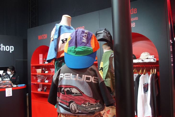 ホンダブースのアクセサリー販売コーナー。