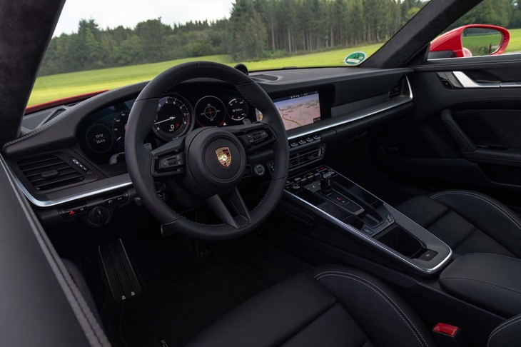 段差を設けることで、水平基調であることを強調したダッシュボード。センターのエアベントの上に並んだスイッチは930型へのオマージュとされている。