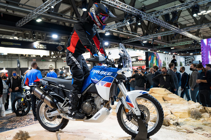 事前にティザー動画や写真などが流通していたアプリリアの新型アドベンチャーモデル「トゥアレグ660」も正式に発表された。すでに発売され、好評を博している「RS660」や「トゥオーノ660」の660cc並列2気筒エンジンを搭載。本格的なオフロード走行を想定した前後サスペンションやホイールが装備されている。幅が狭く、鋭く切り立ったような形状のスクリーンは、今日のダカールラリーなどに参戦する最先端のラリーモデルに通じるトレンドである。軽量コンパクトでスリムな本格的アドベンチャーモデルの人気は高く、常に多くの来場者に囲まれていた。