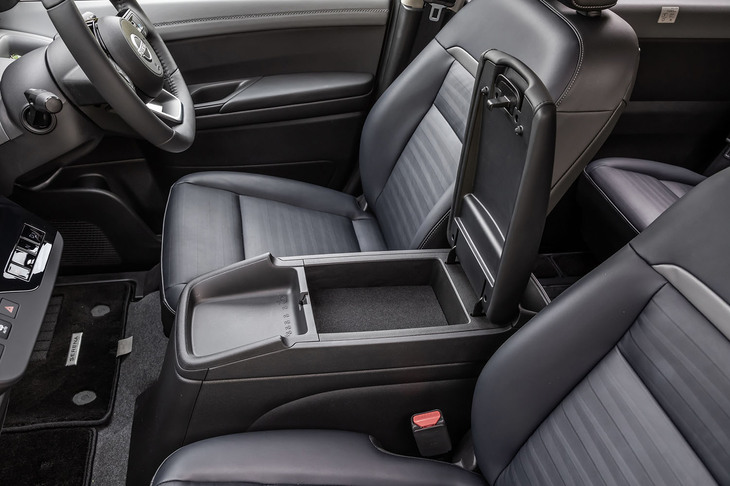 「セレナe-POWERルキシオン」に備わる大型のセンターコンソールには、「プロパイロット2.0」の自動操舵のために必要な大型バッテリーが詰まっている。そのためアームレスト下の収納スペースは浅い。