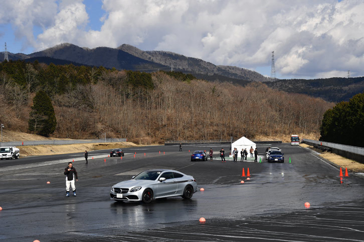 まずはウエット路でクルマがスリップする挙動を体験。用意されたクルマは、まさかの「メルセデスAMG C63 Sクーペ」。お値段1348万円の高級車である。