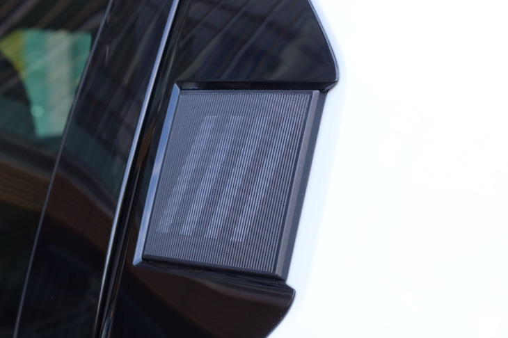 フィアット・グランデパンダ（Cピラー部のレンチキュラーグラフィック：前から見た場合は「FIAT」ロゴが、後ろから見た場合はかつてフィアットが用いていた4本線のマークが浮かび上がる）