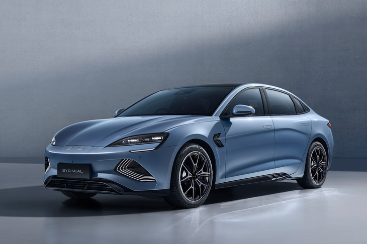 BYDの4ドアセダン「シール」。性能もボディーサイズも異なる4車種のBEVを日本で展開するBYDだが、CEV補助金の額は一律15万円ぽっち。……この額って、誰がいったいどうやって決めているの？
