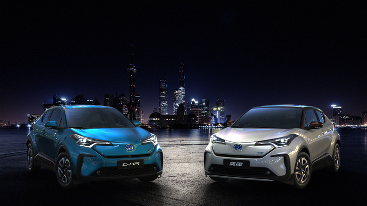 トヨタが中国市場向けに発表した「C-HR」と「IZOA（イゾア）」のEV仕様。強力にEVの普及を推し進めていた中国だが、近年ではその傾向も変化しつつあるという。