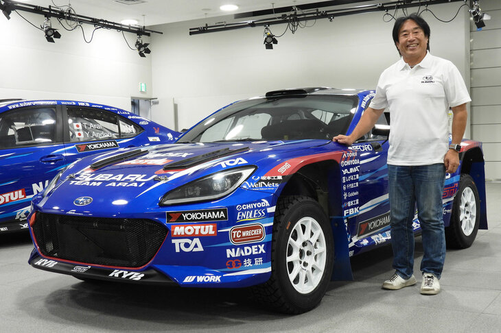 全日本ラリー選手権に投入される「Boxer Rally spec.Z」と、ラリードライバーの新井敏弘選手。