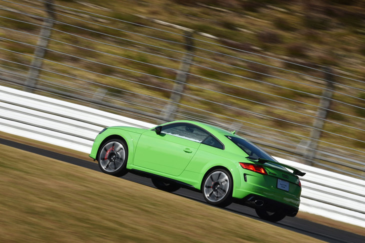 4WDシステムは、リアアクスルの電子制御式油圧多板クラッチにより、後軸に随時適量の駆動力を伝達。走行安定性やコントロール性の向上に加え、0-100km/hが3.7秒という加速性能にも寄与している。