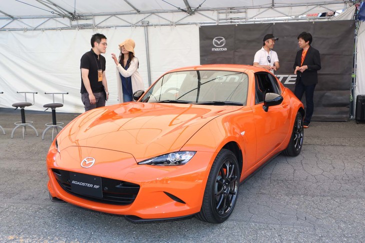 会場に展示された「ロードスターRF 30周年記念車」。2019年5月27日～6月10日の期間、マツダ公式ウェブサイト内で購入希望者の商談予約を受け付ける。応募多数の場合は、抽選となる。当初40台のみの予定であったが、ソフトトップの大盛況を受け全世界の割り当て分からかき集め、販売数が139台まで拡大されたのは朗報。これにより日本では、全世界限定3000台のうち、289台の記念車が販売されることになった。