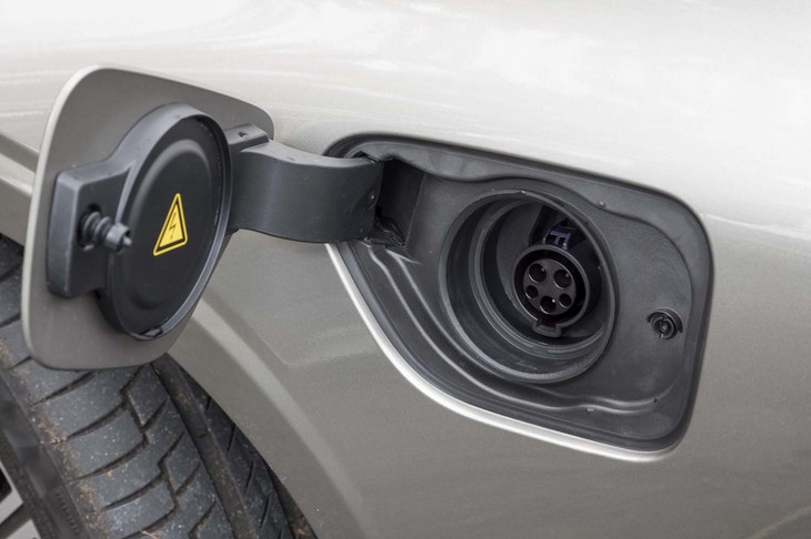 駆動用バッテリーのチャージソケットは左フロントフェンダーのあたりにレイアウトされる。