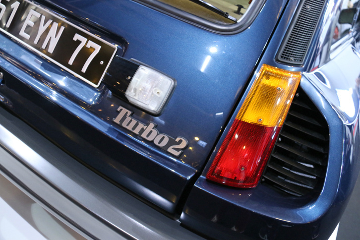 「ルノー5ターボ2」（1983年）。ギャレット製T3ターボチャージャー付きの1.4リッター直4エンジン（最高出力160ps/6000rpm）をミドシップ。最高速度は200km/hに達した。ルノーの“ターボ付き市販車ストラテジー”における、イメージリーダー的な役割を果たした。