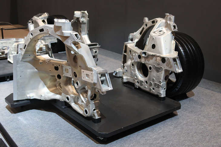 トヨタGR GT（大型中空アルミ鋳物の技術展示）