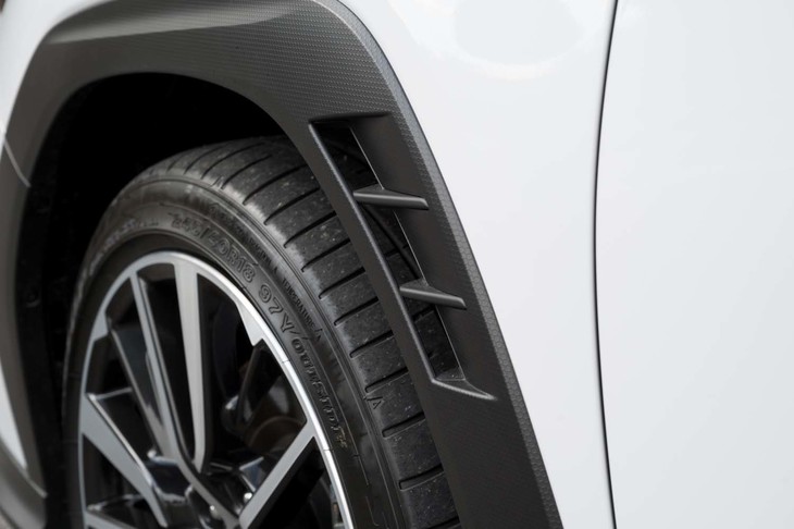 フロントフェンダー後部には、車両側面の空気の流れを整えるエアスクープが空けられている。