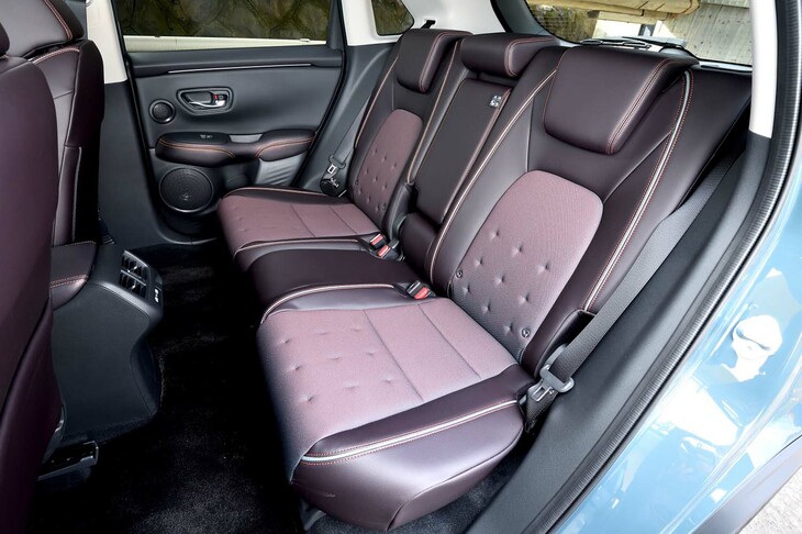 後席は足元にも頭上にも十分なスペースが確保される。センタータンクレイアウトの「ヴェゼル」などとは異なり、座面のチップアップやタンブルフォールディングはできない。