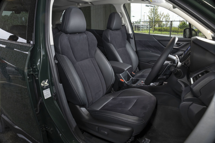 シートの仕様はグレードによって異なり、「スポーツ」にはスエード調皮革と本革のコンビシートが装備される。