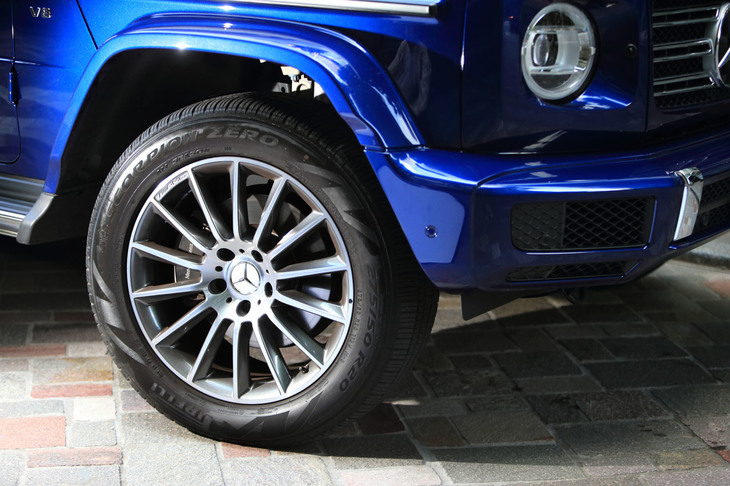 「G550」のタイヤサイズは275/55R19が標準。オプションの「AMGライン」を選択すると275/50R20となる。
