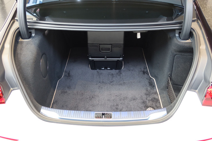 メルセデス・マイバッハS680エディションノーザンライツ（荷室）