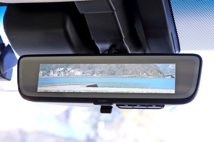 デジタルインナーミラーを使えばクリアな後方視界が得られるが、クルマの長さを感じ取りづらくなるのが難点だ。