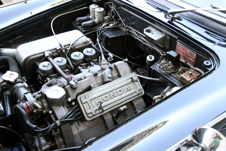 「S500」に搭載された、国産乗用車初のDOHCエンジン（国産初はS500より2カ月早く世に出た軽トラックの「ホンダT360」）。4連CVキャブレターを備えた直列4気筒531ccから最高出力44ps/8000rpm、最大トルク4.6kgm/4500rpmを発生する。